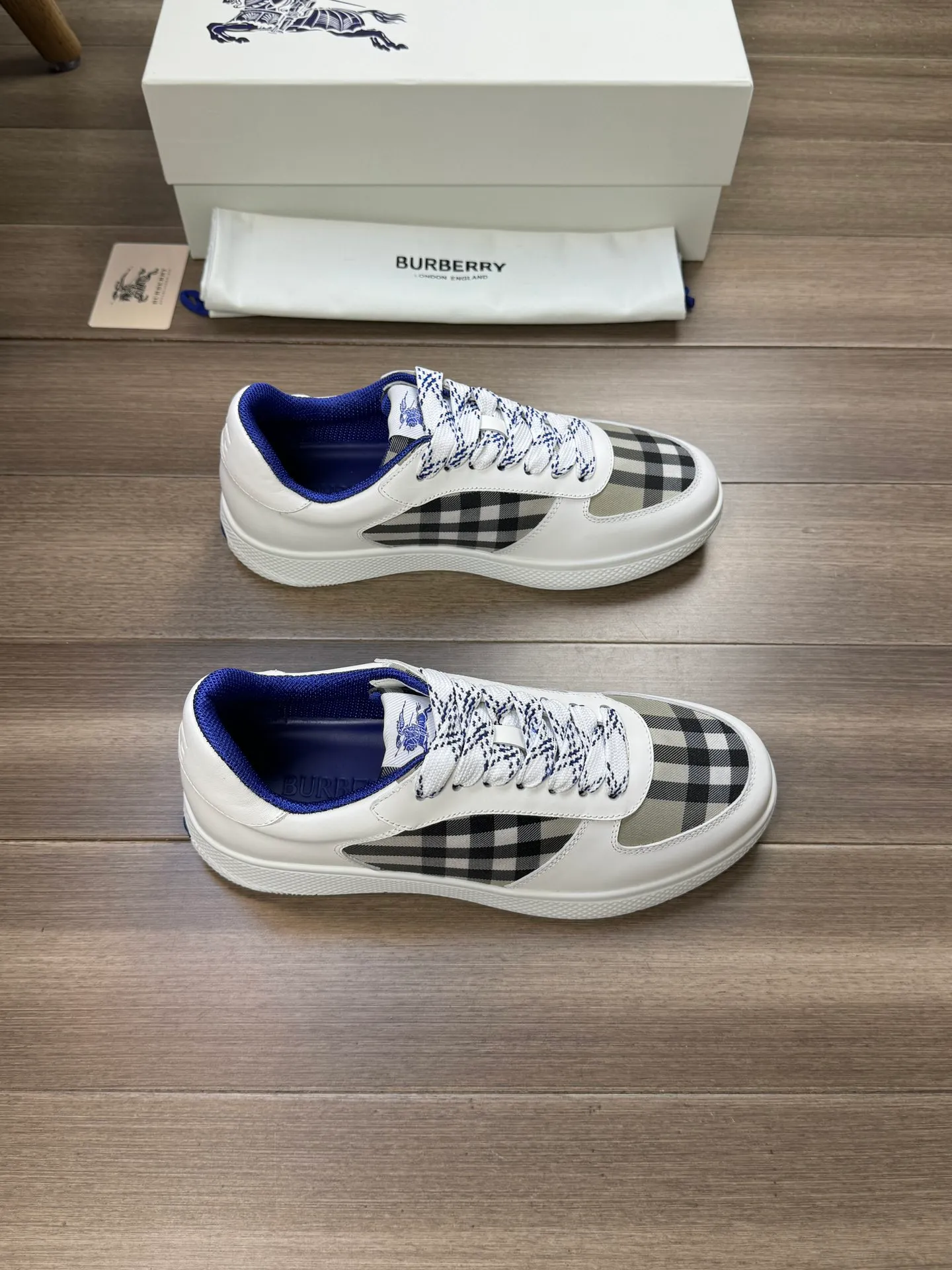 P400 [BURBERRY] Burberry - Upper: imported 🔝 Napa calfskin, brand totem cloth, tongue brand cloth label - Inner lining: canvas lining, - Outsole: rubber; two-color molded outsole - Super high quality control·Fine workmanship: highlighted (high-end·luxury·grade) -Size: 38-44 (Male 45, can be customized)